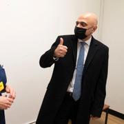 Sajid Javid gör tummen upp åt en anställd på en vaccinationsklinik.