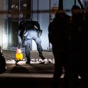 Bombtekniker på plats i ett industriområde på Arlövsvägen.