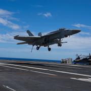 Ett plan landar på USS Gerald R Ford den 29 juli.