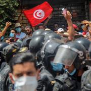 Protesterna i Tunisien resulterade i att presidenten upplöste parlamentet. Bild från i går.