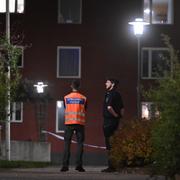 Polisen på plats i Hjulsta efter lördagens detonation. 