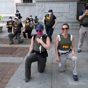 FBI-anställda knäböjer i Washington DC.
