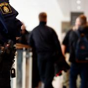 Ett 15-tal poliser bevakade häktningsförhandlingarna. Ett 50-tal anhängare till de häktade var också på plats.