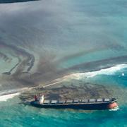 Fartyget MV Wakashio, som gått på grund utanför Mauritius kust. 