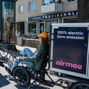 Budcyklar från Airmee vid ett trafikljus på Kungsholmen i Stockholm. Arkivbild.