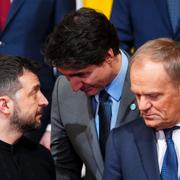 Zelenskyj och Kanadas avgående premiärminister Justin Trudeau, till höger Polens premiärminister Donald Tusk. 2 mars.