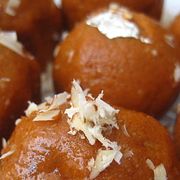 Laddu, populär sötsak i Pakistan.