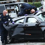 Polisens kriminaltekniker undersöker bilen.