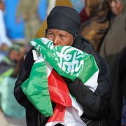 En kvinna kysser Somalilands flagga medan hon väntar på att lägga sin röst i presidentvalet 2024. Somaliland är en självutropad stat som vill bryta sig loss från Somalia.
