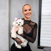 Julia Franzén och hunden Maya.