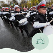 I dag är det Segerdagen och Vladimir Putin har utlyst en ensidig vapenvila. Bilden visar ett genrep i St Petersburg i går inför dagens militärparad.
