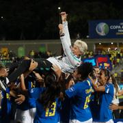 Pia Sundhage hyllas av spelarna efter matchen.