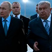 Rysslands president Vladimir Putin och vd:n för olje- och gasbolaget Rosneft Igor Sechin.
