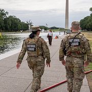 Medlemmar av nationalgardet vid vattenspegeln vid Lincoln Memorial. Till vänster syns en parkarbetare i färd med att rengöra monumentet.