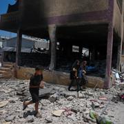 Palestinier vid en skola som attackerades av israeliska styrkor tidigare i veckan.