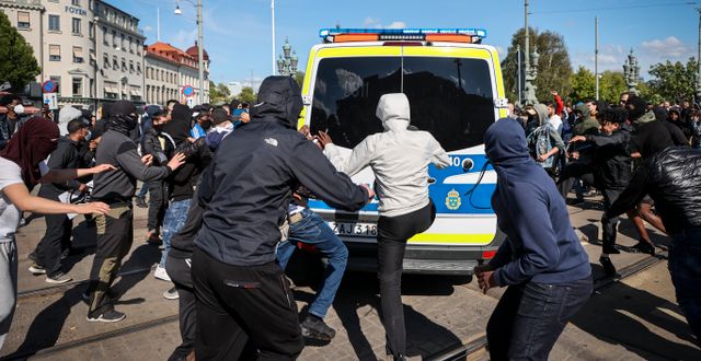 Demonstranter attackerar polisbil under demonstrationen. Adam Ihse/TT / TT NYHETSBYRÅN