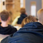 Elev är trött i klassrum.