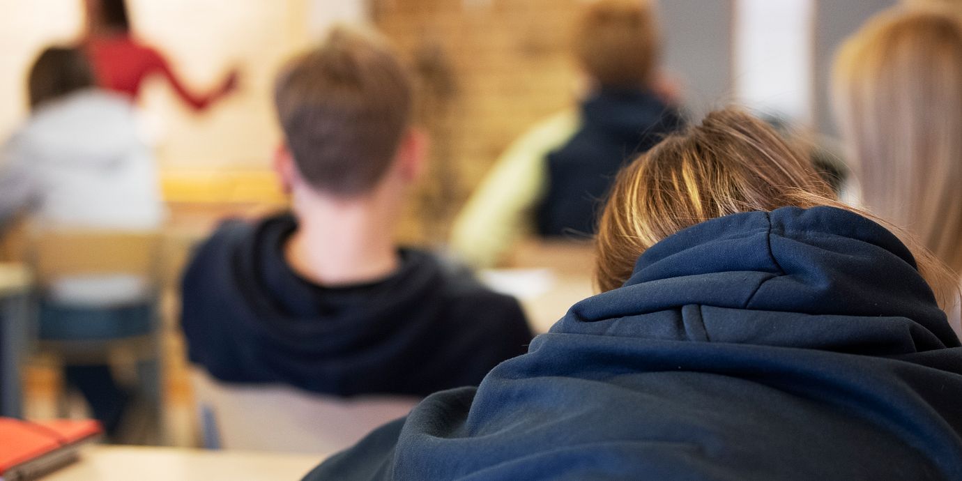 Elev är trött i klassrum.