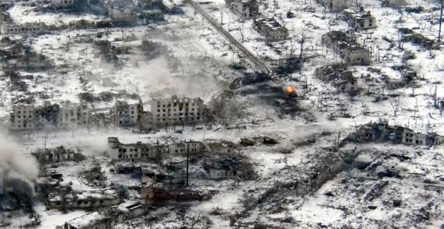 Flygfoto över totalförstörda staden Marinka i Ukraina.  AP