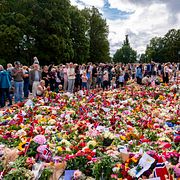 Folk strömmar till för att ta farväl av kungen.