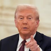 Facebooks vd Mark Zuckerberg lyssnar när president Donald Trump talar under en middag i Vita husets statliga matsal i Washington den 4 september 2025. 