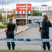Kriminaltekniker och hundförare med vapenhund är på plats innanför avspärrningarna vid Gamlegårdens Centrum.