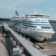 Silja Symphony i Värtahamnen Stockholm. Tallink Silja har startat tillfälliga kryssningar, exempelvis från Sverige till Visby via Mariehamn, för att kompensera för fallet i trafik mellan Sverige och Finland