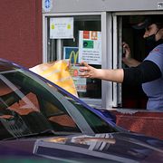 Drive through på McDonald’s-restaurang i Kalifornien.