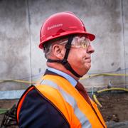Kriminalvårdens generaldirektör Martin Holmgren besöker Österåkersanstalten för att titta på utbyggnaden.