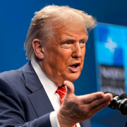 Trump/Satellitbild på iransk kärnanläggning.