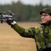 UAV 06 startas från handen, med handflatan uppåt och utsträckt arm.