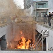 Brand i en trappa ner till tunnelbanan i Bryssel under tisdagens protester. 