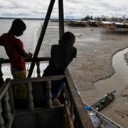 Två pojkar i Colombia kollar ut över kusten efter landets tsunamivarning.