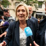 Marine Le Pen anländer till Nationell samlings högkvarter i Paris den 10 juni 2024. 