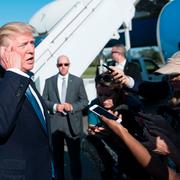 Donald Trump talar med reportrar utanför Air Force One i New Jersey på söndagen.