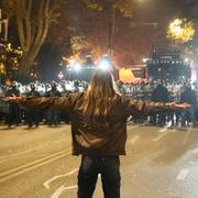 Poliser och en demonstrant i Tbilisi, Georgien, den 7 december 2024. 