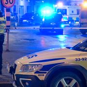 Polis spärrar av ett område runt platsen.