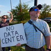 Människor protesterar mot datacenter i Mason i delstaten Michigan tidigare i oktober.
