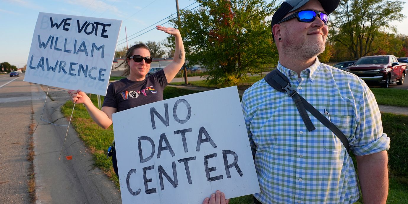 Människor protesterar mot datacenter i Mason i delstaten Michigan tidigare i oktober.