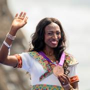 Abeba Aregawi tar emot sin bronsmedalj under en ceremoni i Paris.