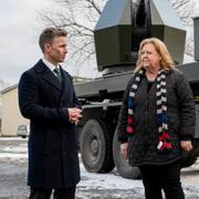 Försvarsminister Pål Jonson (M) och Lena Gillström, vd BAE Systems Bofors. Arkivbild. 