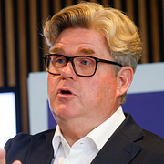 Till vänster: Miljöpartiets språkrör Daniel Helldén under en pressträff i riksdagen i måndags. Till höger: Justitieminister Gunnar Strömmer (M) under en pressträff på måndagen.