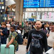 Resenärer väntar i en av Paris tågstationer. 