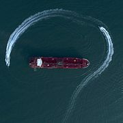 Arkivbild: Brittisk oljetanker vid Hormuzsundet omringad av iranska revolutionsgardets motorbåt.