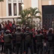 Protester utanför Nationalförsamlingen i Caracas.