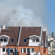 Polis, brandförsvar och ambulans är på plats vid radhusbranden i Malmö.