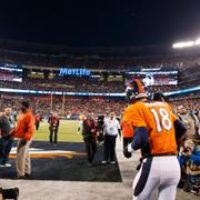 Denver Broncos Peyton Manning på väg in på arenan