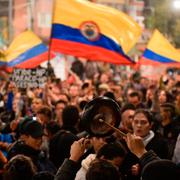 Människor demonstrerar mot Colombias president Iván Duque i Colombias huvudstad Bogotá. 