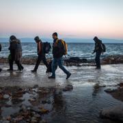 Afghanska flyktingar på en strand i Turkiet. 