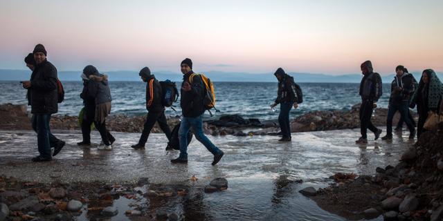 Afghanska flyktingar på en strand i Turkiet.  Santi Palacios / TT / NTB Scanpix